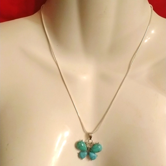 🦋Gorgeous Turquoise butterfly pendant on an 18" sterling silver chain - Picture 2 of 4